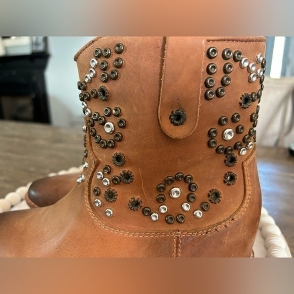 ZIGI girl Shoes - Short Cowboy Boots Women’s Size 6 By ZiGi Girl Leather Detailed Distressed …